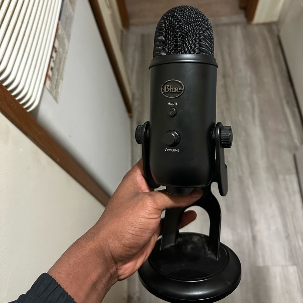 Blue yeti microphone never used just taken out the box